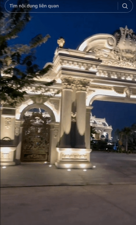 Biệt phủ ở Thanh H&oacute;a nh&igrave;n như l&acirc;u đ&agrave;i nơi n&agrave;ng c&ocirc;ng ch&uacute;a đang đợi t&igrave;nh y&ecirc;u của đời m&igrave;nh, d&acirc;n mạng... kh&ocirc;ng ai d&aacute;m nhận l&agrave; ho&agrave;ng tử! - Ảnh 2.