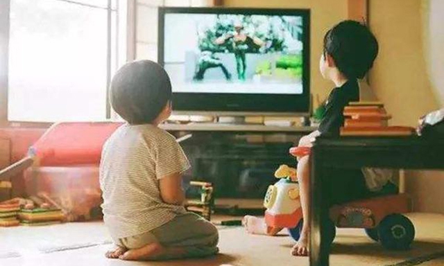 Bộ não trẻ thích xem TV, điện thoại và trẻ thích đọc sách lớn lên có sự khác biệt lớn, cha mẹ cần lưu ý - Ảnh 1.