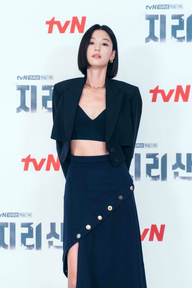 View - Trang phục màu trung tính là "chìa khóa" mặc đẹp vượt thời gian của Jeon Ji Hyun