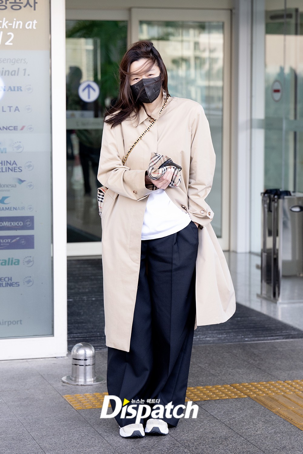 View - Trang phục màu trung tính là "chìa khóa" mặc đẹp vượt thời gian của Jeon Ji Hyun
