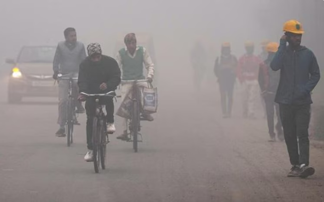 Lạnh và sương mù ảnh hưởng giao thông ở Ấn Độ