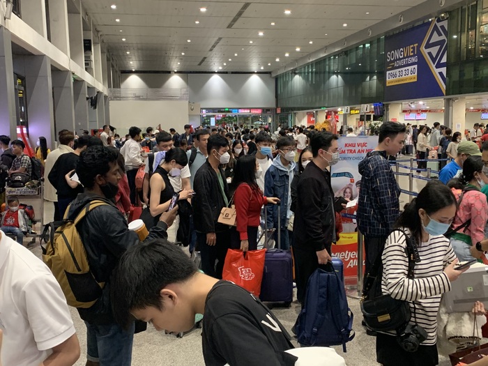View - Người dân về quê ăn Tết lúc nửa đêm, sân bay Tân Sơn Nhất đông nghẹt
