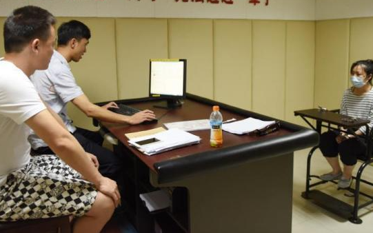 Nữ kế toán vừa chuyển khoản 3 tỷ đồng cho khách hàng theo yêu cầu của sếp thì bị cảnh sát triệu tập - Ảnh 1.
