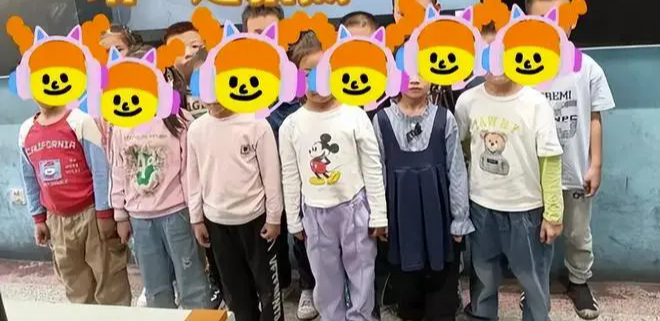 Bức ảnh học sinh xếp h&agrave;ng trong một lớp học bị chia sẻ ch&oacute;ng mặt, cư d&acirc;n mạng bức x&uacute;c: Muốn trẻ bị &aacute;m ảnh t&acirc;m l&yacute; hay sao? - Ảnh 1.