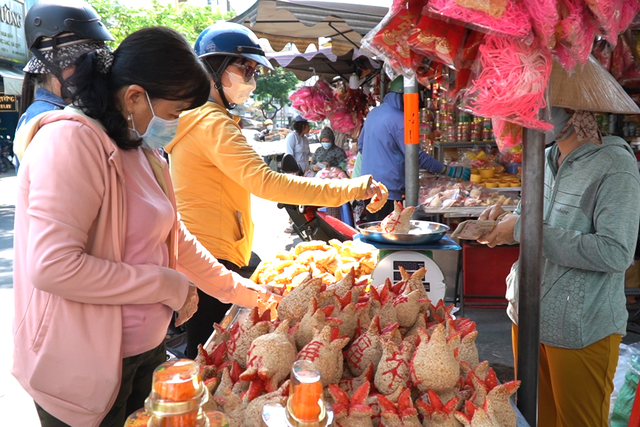 TP HCM: M&oacute;n b&aacute;nh đặc biệt chỉ b&aacute;n dịp Tết Nguy&ecirc;n đ&aacute;n - Ảnh 1.