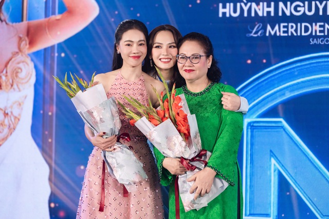 Hoa hậu Mai Phương công bố loạt váy áo tại Miss World, 1 nhân vật đặc biệt và dàn Hậu đình đám góp mặt - Ảnh 2.