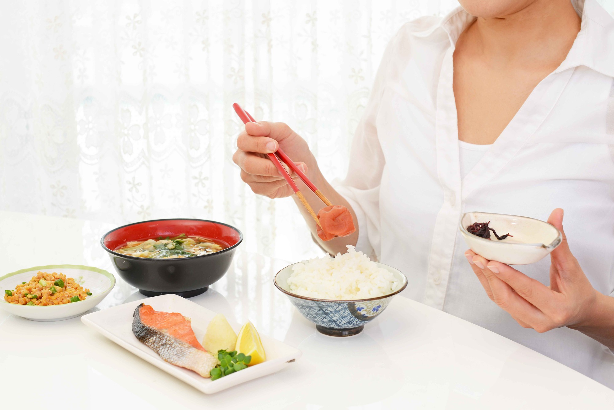 4 thực phẩm ăn khi bụng đói gây lãng phí dinh dưỡng, hại dạ dày - Ảnh 2.