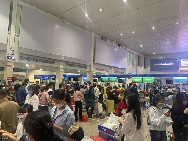 Gần 700 chuyến bay bị chậm, hủy ở sân bay Tân Sơn Nhất - Ảnh 2.