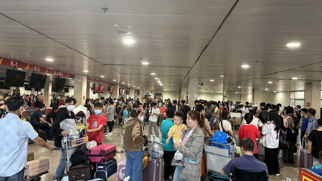 Gần 700 chuyến bay bị chậm, hủy ở sân bay Tân Sơn Nhất - Ảnh 1.