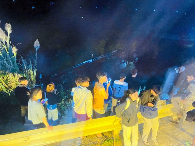 Nguy&ecirc;n nh&acirc;n xe kh&aacute;ch chở 37 người lao xuống vực s&acirc;u ở Kon Tum - Ảnh 1.