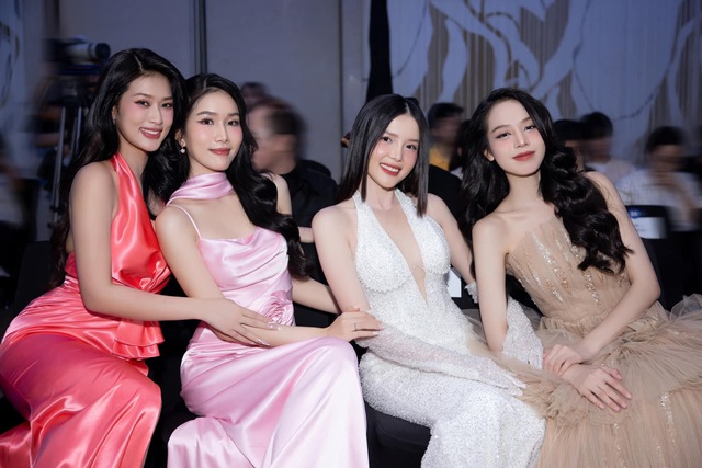 Hoa hậu Mai Phương công bố loạt váy áo tại Miss World, 1 nhân vật đặc biệt và dàn Hậu đình đám góp mặt - Ảnh 8.