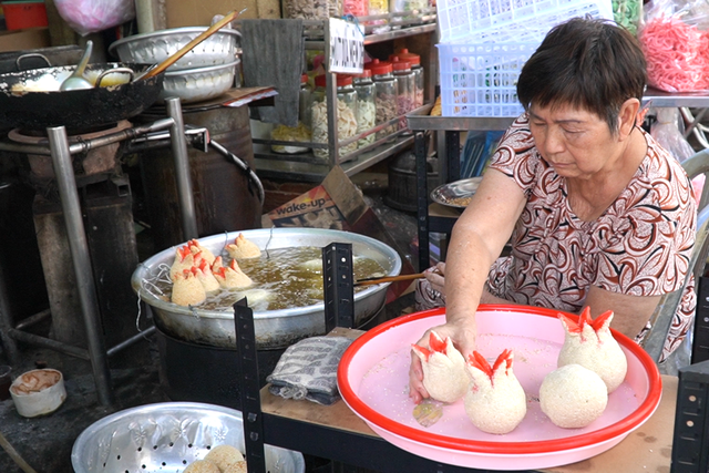 TP HCM: M&oacute;n b&aacute;nh đặc biệt chỉ b&aacute;n dịp Tết Nguy&ecirc;n đ&aacute;n - Ảnh 6.