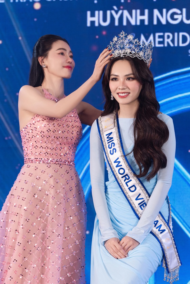 Hoa hậu Mai Phương công bố loạt váy áo tại Miss World, 1 nhân vật đặc biệt và dàn Hậu đình đám góp mặt - Ảnh 5.