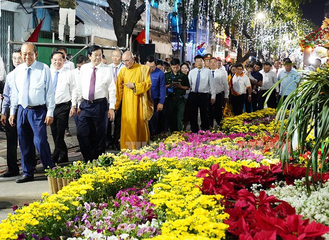 Hàng nghìn lượt khách khai mạc Chợ hoa xuân Trên bến dưới thuyền tại TP.HCM - Ảnh 2.