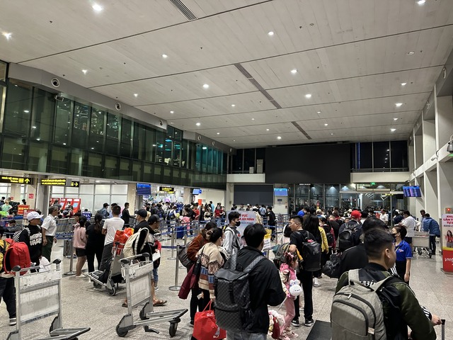 V&igrave; sao chậm, hủy chuyến bay Tết tăng đột biến? - Ảnh 1.