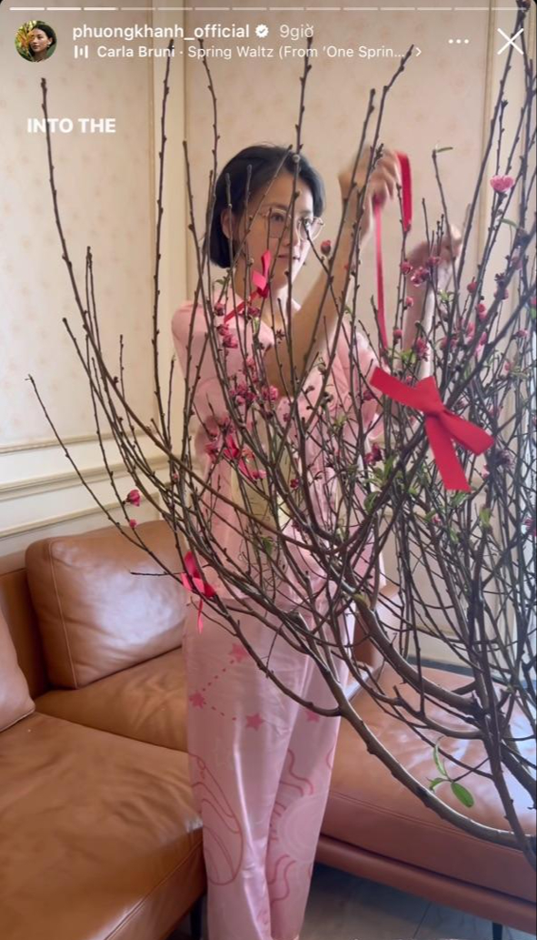 View - Sao Việt đếm ngược 5 ngày đón Tết: Người tất bật đi chợ sắm hoa, người hì hụi dọn dẹp - decor nhà cửa