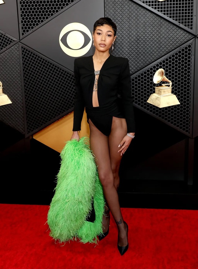 Đặc sản hở bạo Grammy trở lại: Miley siêu cháy, nàng tiên cá Halle Bailey lấy lại dáng chuẩn sau 1 tháng sinh con - Ảnh 6.