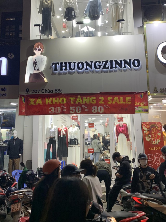 Toàn cảnh sale Tết: Phố thời trang bày hàng giảm giá la liệt dưới đất, giày dép - quần áo đồng giá chỉ từ 99k - Ảnh 6.