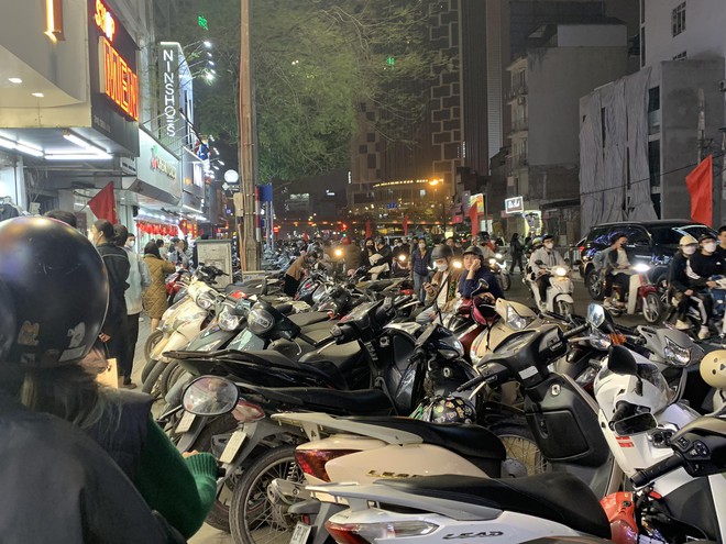 Toàn cảnh sale Tết: Phố thời trang bày hàng giảm giá la liệt dưới đất, giày dép - quần áo đồng giá chỉ từ 99k - Ảnh 11.