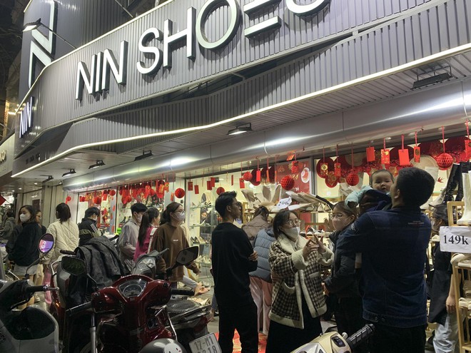 Toàn cảnh sale Tết: Phố thời trang bày …
