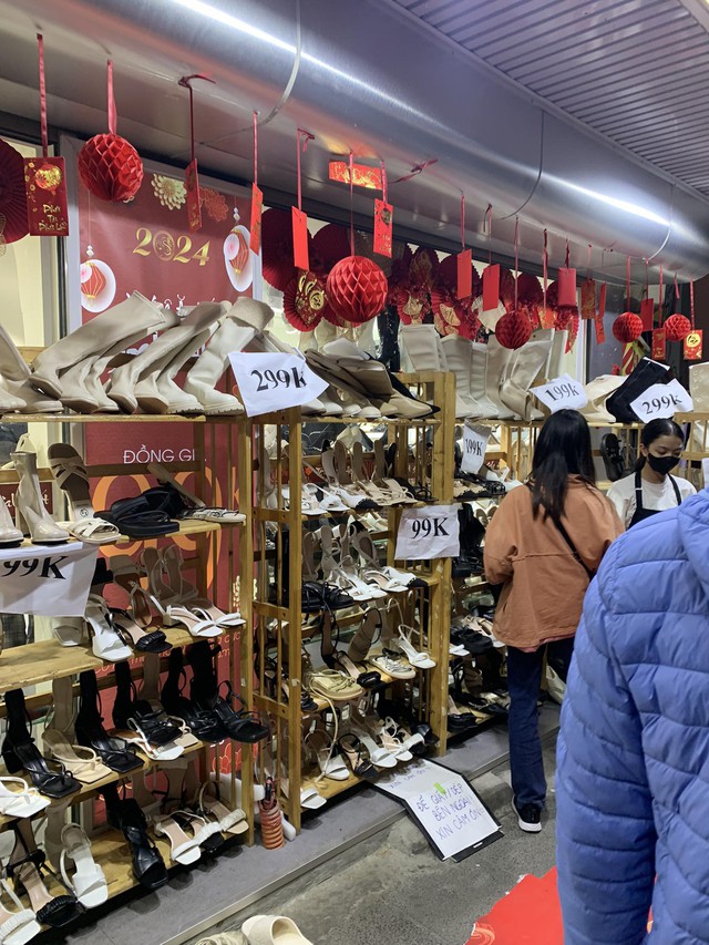 Toàn cảnh sale Tết: Phố thời trang bày hàng giảm giá la liệt dưới đất, giày dép - quần áo đồng giá chỉ từ 99k - Ảnh 9.