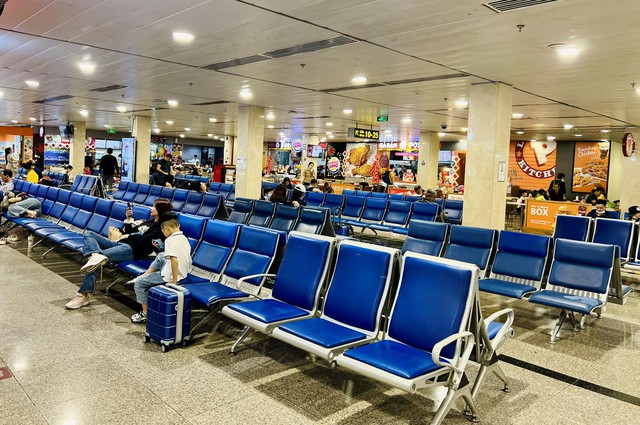 Sân bay Tân Sơn Nhất đông nghịt sáng 27 Tết, nhiều người đến sớm 4 tiếng để làm thủ tục - Ảnh 10.