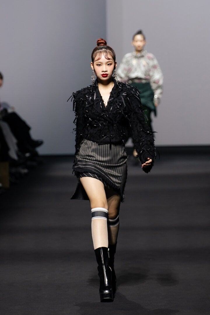 Mẫu nhí Almira Bảo Hà khoe chân dài 1,1m ở Seoul Fashion Week - Ảnh 4.