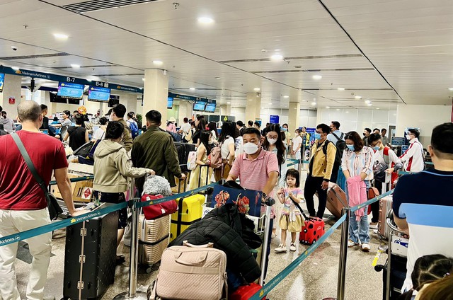 Sân bay Tân Sơn Nhất đông nghịt sáng 27 Tết, nhiều người đến sớm 4 tiếng để làm thủ tục - Ảnh 1.