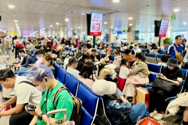 Sân bay Tân Sơn Nhất đông nghịt sáng 27 Tết, nhiều người đến sớm 4 tiếng để làm thủ tục - Ảnh 9.