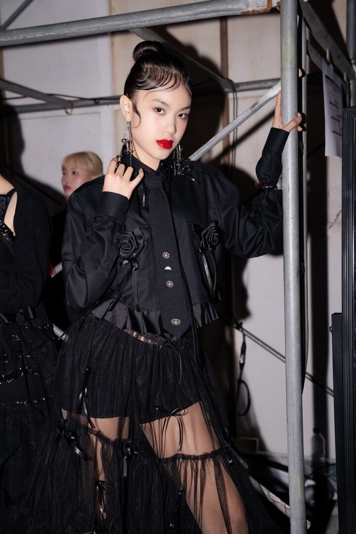 Mẫu nhí Almira Bảo Hà khoe chân dài 1,1m ở Seoul Fashion Week - Ảnh 3.