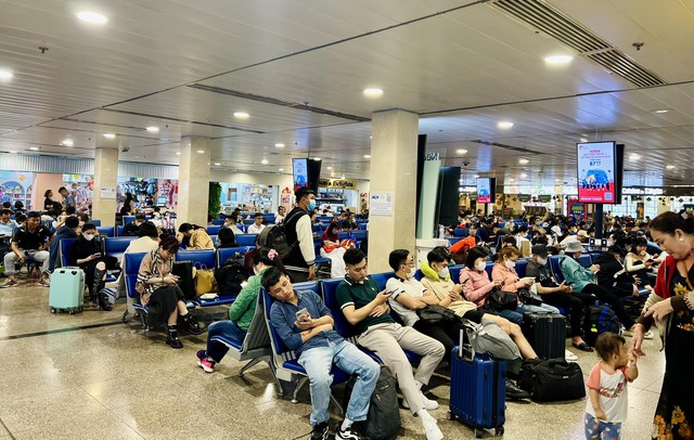 Sân bay Tân Sơn Nhất đông nghịt sáng 27 Tết, nhiều người đến sớm 4 tiếng để làm thủ tục - Ảnh 8.