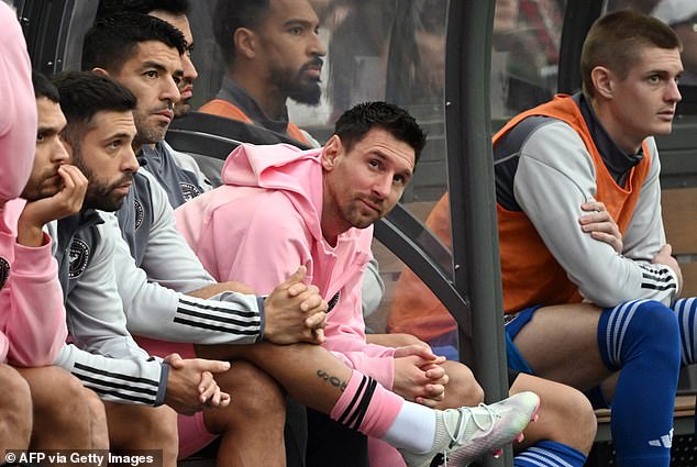 Messi trải qua chuyến du đấu đáng quên chưa từng có: Không thể so tài cùng Ronaldo, bị fan bất bình đòi tiền vé - Ảnh 1.