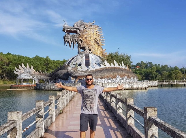 Du kh&aacute;ch tiếc nuối kiệt t&aacute;c tượng rồng nổi tiếng ở Huế sắp bị dỡ bỏ - Ảnh 2.