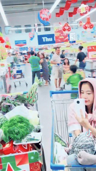 Đi mua sắm cùng bạn trai, Nam Em vướng tranh cãi vì 1 hành động - Ảnh 5.