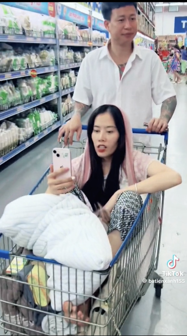 Đi mua sắm cùng bạn trai, Nam Em vướng tranh cãi vì 1 hành động - Ảnh 4.