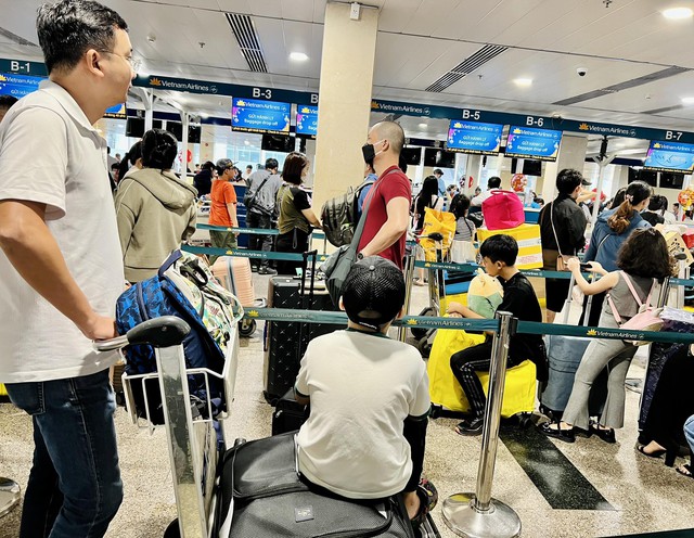 Sân bay Tân Sơn Nhất đông nghịt sáng 27 Tết, nhiều người đến sớm 4 tiếng để làm thủ tục - Ảnh 4.