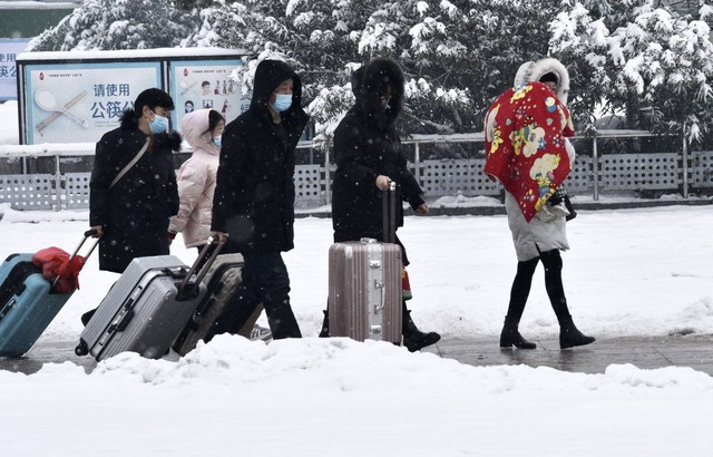 Bão tuyết cản trở Tết Trung Quốc: Đi ô tô, bay, đi tàu ai cũng sợ không về kịp Tết