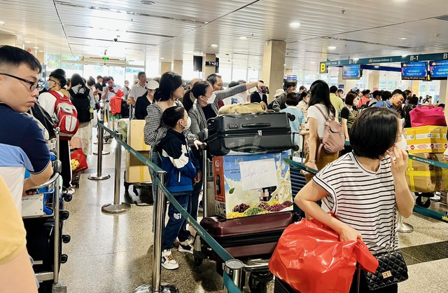 Sân bay Tân Sơn Nhất đông nghịt sáng 27 Tết, nhiều người đến sớm 4 tiếng để làm thủ tục - Ảnh 3.