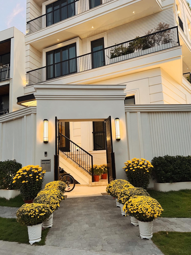 Noo Phước Thịnh trang ho&agrave;ng biệt thự đ&oacute;n Tết, tất bật sắm sửa mua c&aacute;c loại hoa - Ảnh 2.