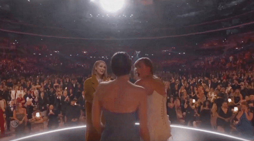Taylor Swift hoá fangirl hạnh phúc cạnh Celine Dion, cái ôm “đập tan chỉ trích vô lễ hậu Grammy! - Ảnh 4.