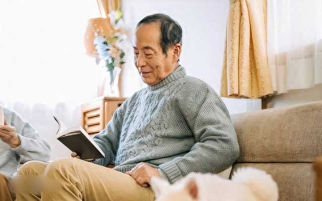 Lương hưu 17 triệu đồng/th&aacute;ng, cụ &ocirc;ng 65 tuổi đi l&agrave;m th&ecirc;m: Sau khi v&agrave;o viện thăm bạn, &ocirc;ng quyết định nghỉ việc - Ảnh 2.