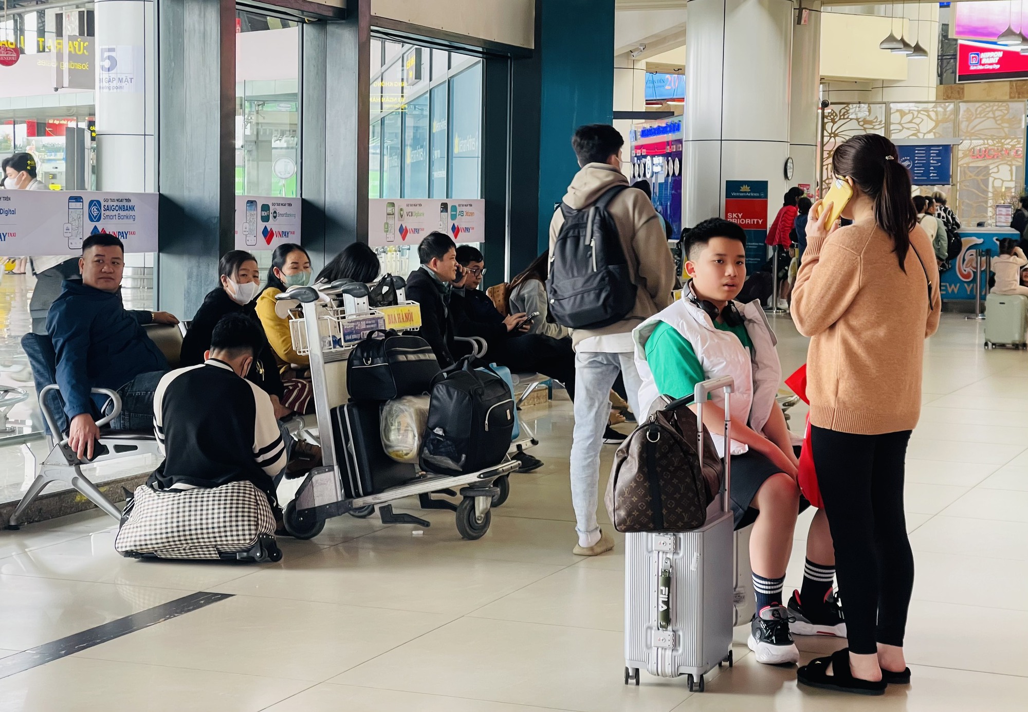 Sân bay Nội Bài đông nghẹt ngày 28 Tết, hành khách vạ vật, nằm ngồi la liệt - Ảnh 18.