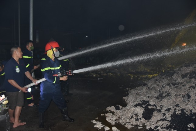 Xác minh nguyên nhân vụ cháy tại nhà máy 1000m2 ở Tiền Giang tối 27 Tết - Ảnh 1.