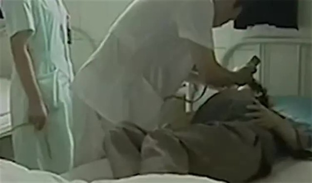 Kỳ lạ người đàn ông vừa chào đời đã có chiếc bụng to như mang thai, đến bệnh viện sinh ra 'bé gái' nặng 9kg