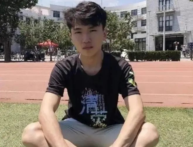 Cha v&aacute;c 200 bao c&aacute;t mỗi ng&agrave;y nu&ocirc;i con đỗ Thanh Hoa, cuộc sống hiện tại của cậu con trai ra sao? - Ảnh 3.