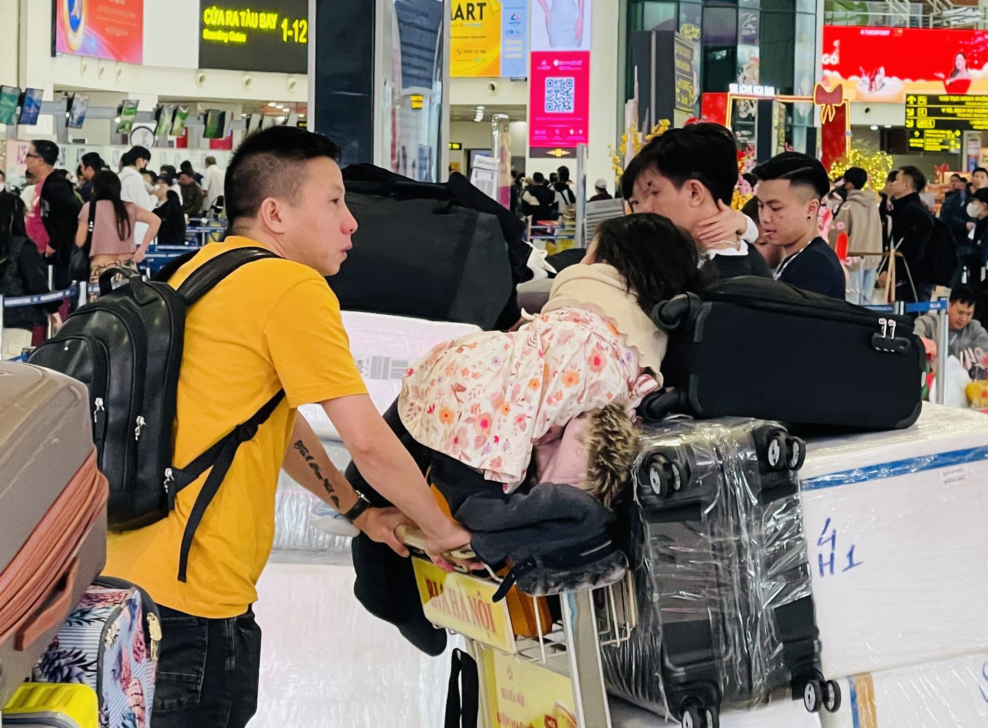 View - Sân bay Nội Bài đông nghẹt ngày 28 Tết, hành khách vạ vật, nằm ngồi la liệt
