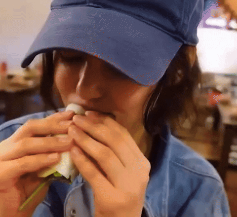 Danielle (NewJeans) tung Vlog du lịch Đà Nẵng: food tour như dân bản địa, fan xác nhận “dâu Việt” vì biểu cảm ăn sầu riêng - Ảnh 2.