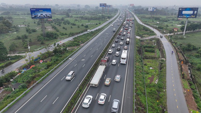 Ôtô xếp hàng dài 2 km để vào cao tốc Pháp Vân - Cầu Giẽ rời Thủ đô - Ảnh 8.