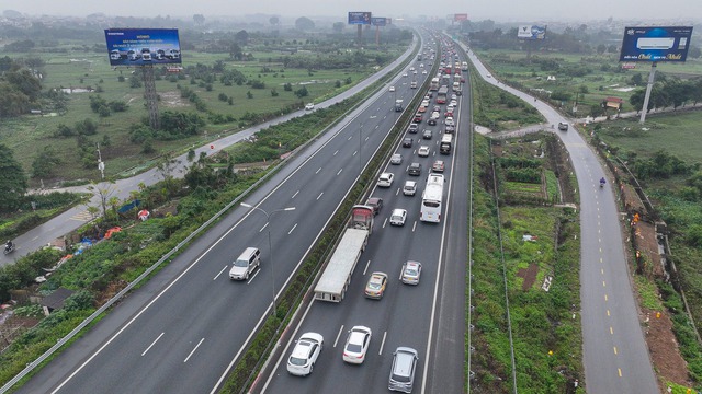 Ôtô xếp hàng dài 2 km để vào cao tốc Pháp Vân - Cầu Giẽ rời Thủ đô - Ảnh 8.