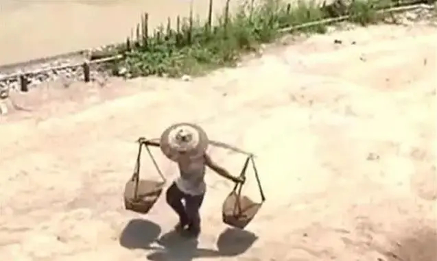 Cha v&aacute;c 200 bao c&aacute;t mỗi ng&agrave;y nu&ocirc;i con đỗ Thanh Hoa, cuộc sống hiện tại của cậu con trai ra sao? - Ảnh 2.